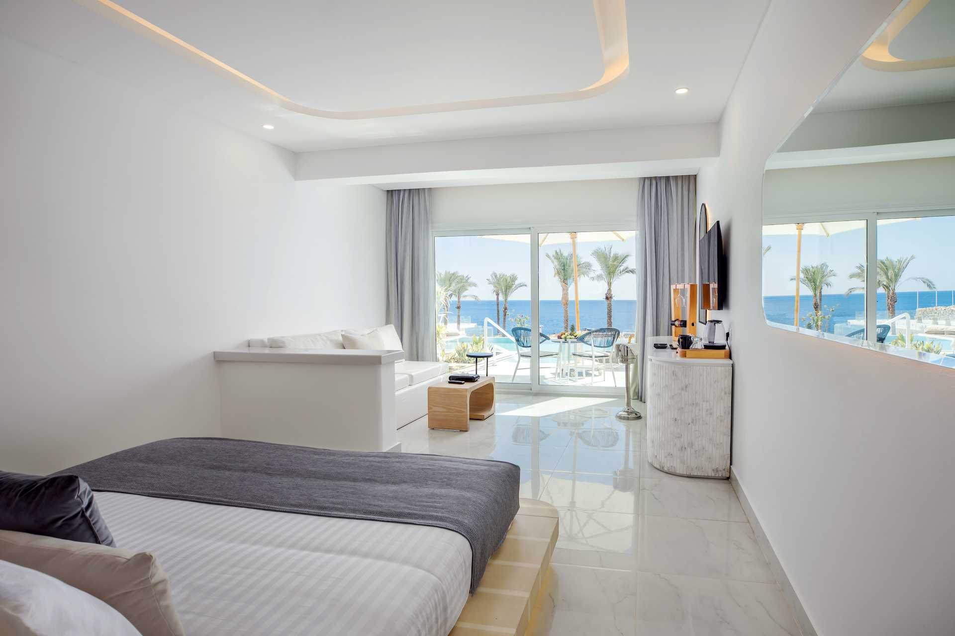 Sunrise White Hills Junior Swim-Up Suite