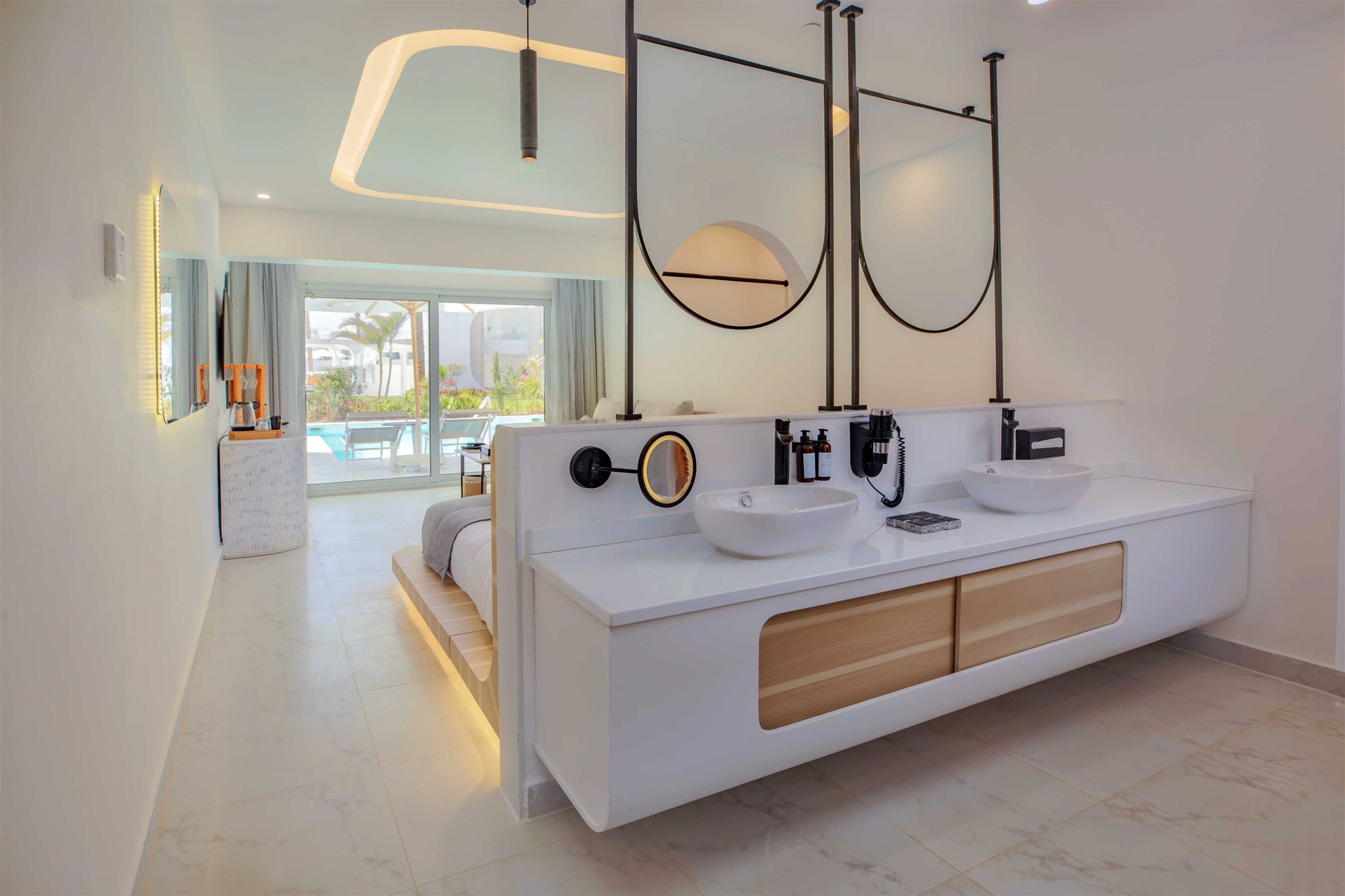 Sunrise White Hills Deluxe Swim-Up Room