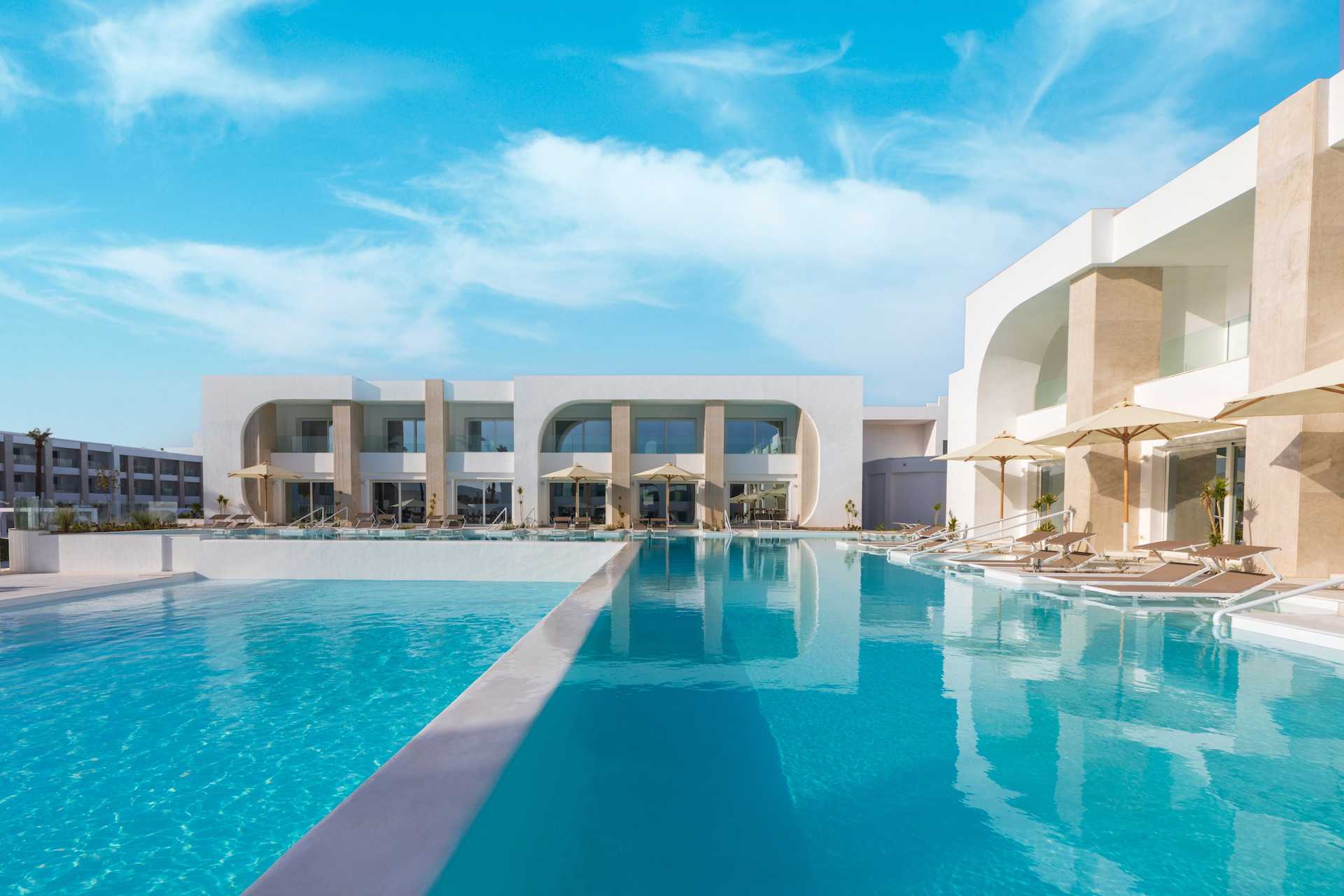 Swim-up pool from the terrace