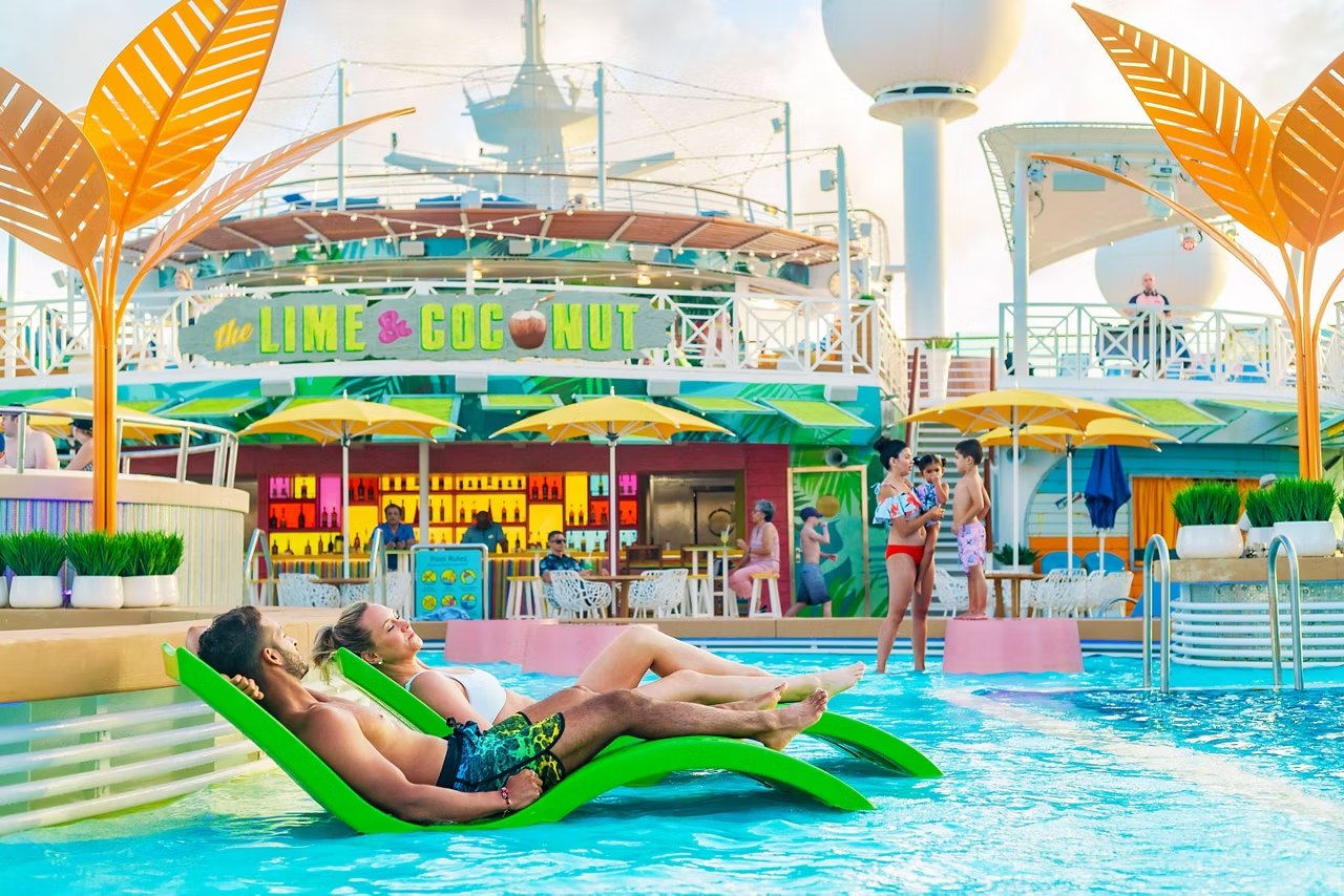 Navigator of the Seas pool deck